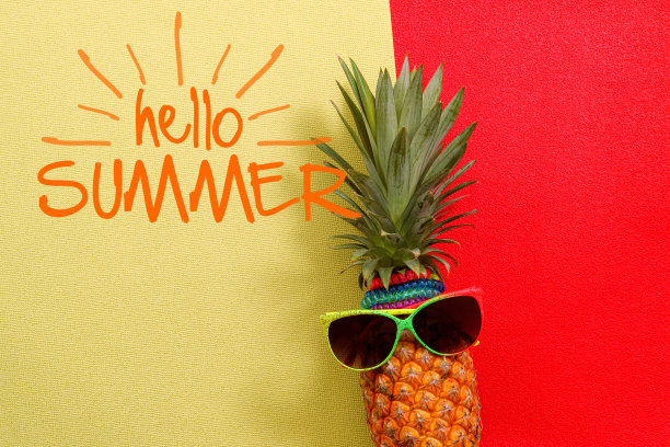 夏季和假期概念。潮人菠萝时尚配件和水果在多彩的和你好夏天的文字背景图片下载