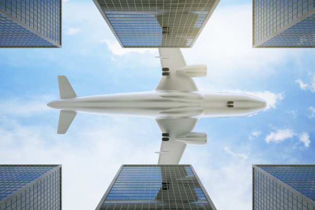 飞机在明亮天空的底部视图图片下载