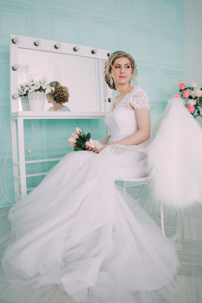 新娘肖像花装饰，工作室照片。美丽新娘肖像婚礼化妆和发型，时尚新娘模特珠宝和美丽女孩的脸，华丽的美丽新娘，工作室，鲜花系列图片下载
