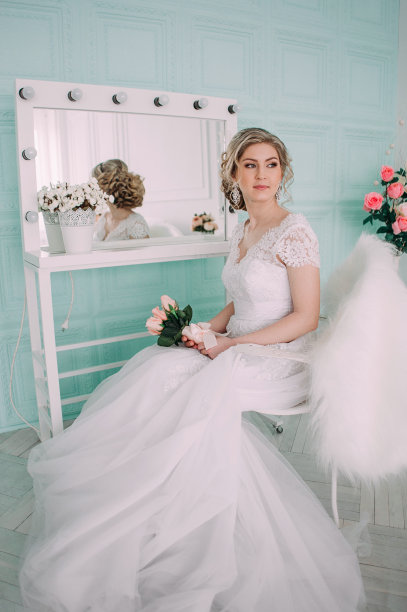 新娘肖像花装饰，工作室照片。美丽新娘肖像婚礼化妆和发型，时尚新娘模特珠宝和美丽女孩的脸，华丽的美丽新娘，工作室，鲜花系列图片下载