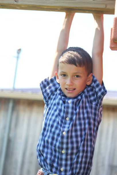 小男孩在操场上被邮局挂着图片下载