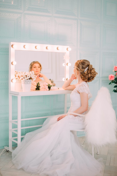 新娘肖像花装饰，工作室照片。美丽新娘肖像婚礼化妆和发型，时尚新娘模特珠宝和美丽女孩的脸，华丽的美丽新娘，工作室，鲜花系列图片下载