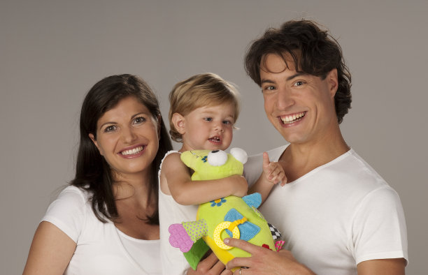 年轻的父母和他们的女儿图片下载