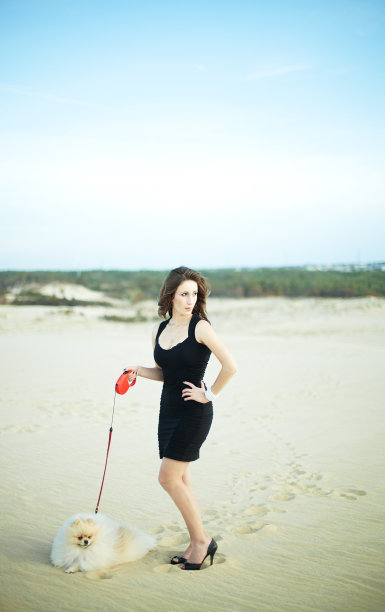 时尚女人带着狗图片下载