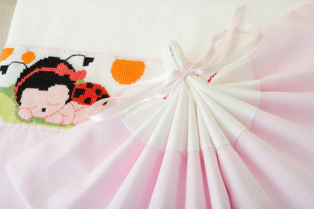 手工刺绣的婴儿毯图片下载