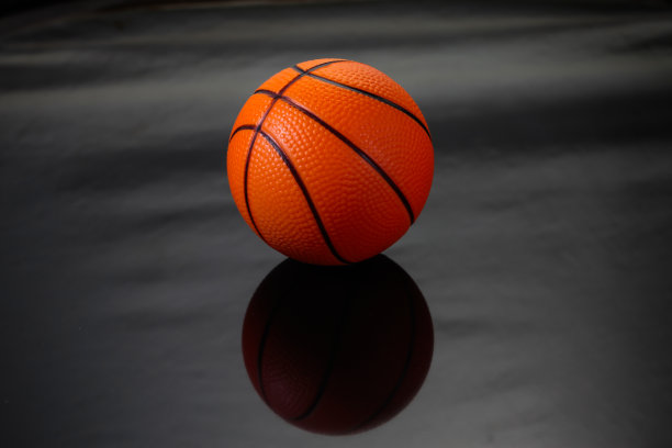 球篮球在黑色的背景。图片下载