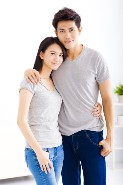 年轻幸福的夫妇拥抱和微笑图片下载