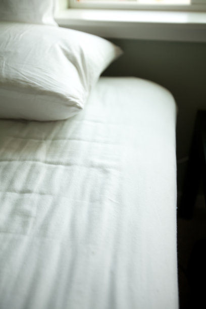 窗下的床图片下载