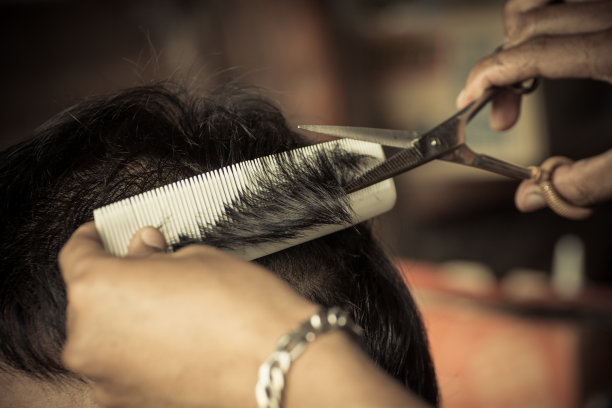 在理发店里剪头发图片下载