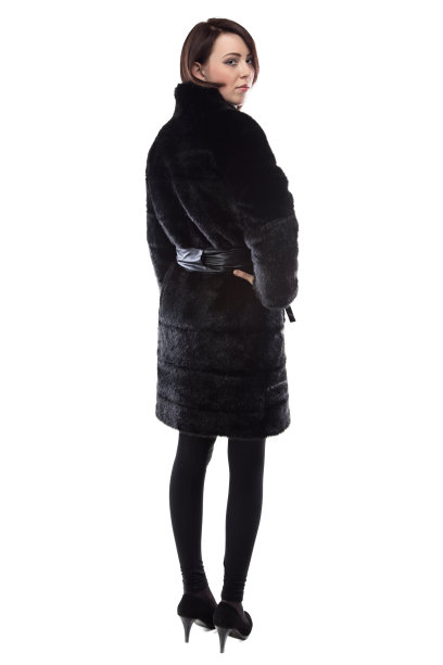 照片的黑发在黑色的假皮草大衣图片下载