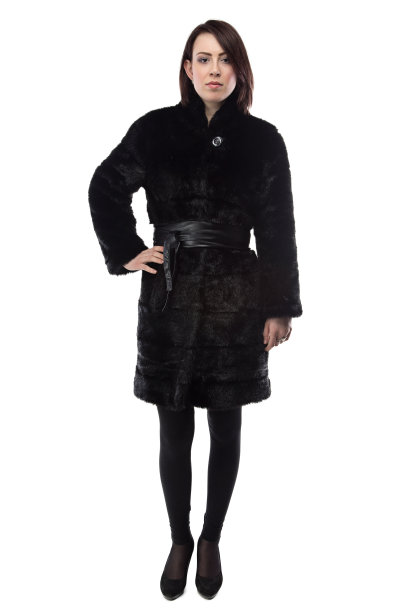 深褐色的，穿着黑色的假皮大衣图片下载