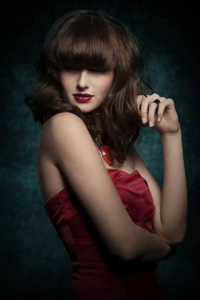 穿红衣服的女人图片下载