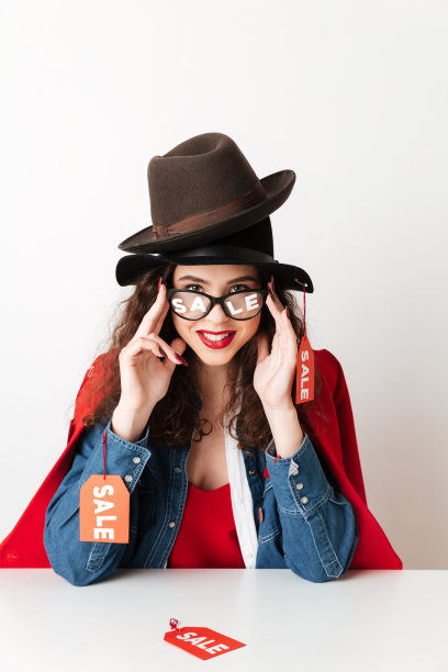 快乐的销售女购物穿着销售标志图片下载