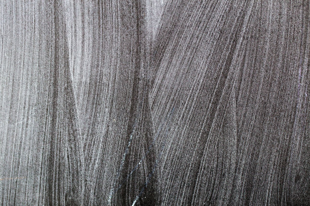 粉笔在黑板上被擦掉了图片下载