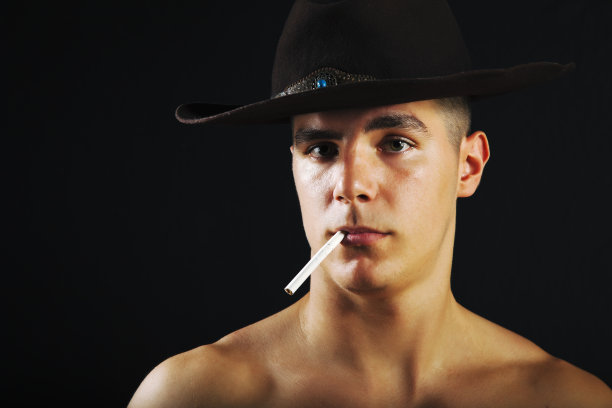 年轻人对着镜头摆姿势图片下载