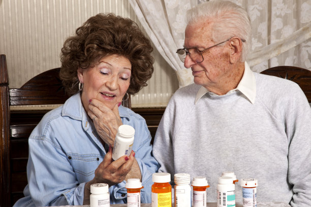 一对老夫妇被桌上的药瓶弄糊涂了图片下载