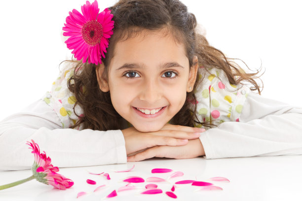 可爱的拉丁美洲女孩和非洲菊图片下载