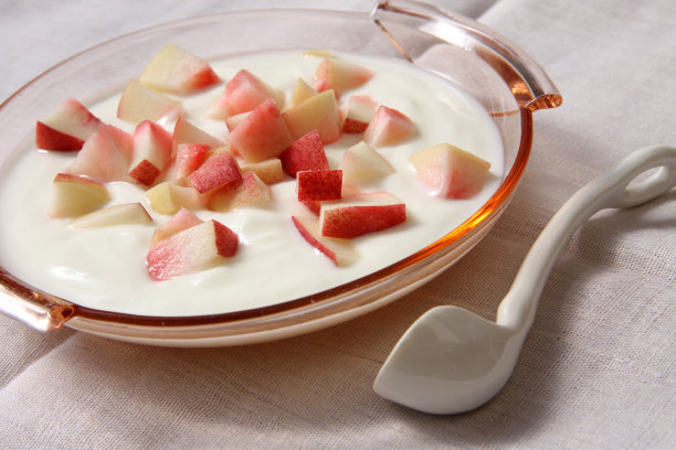 羊奶酸奶加桃子图片下载