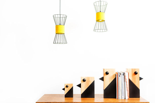 室内设置的小雕像和成堆的书在桌面上图片下载