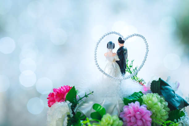 婚礼上花束上的新郎新娘娃娃图片下载