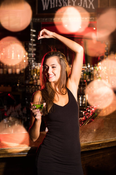 女人跳舞玩得很开心图片下载