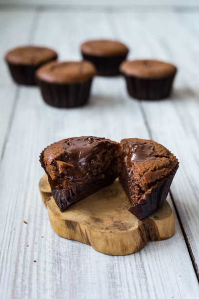 巧克力蛋糕。蛋糕。用浆果、水果蛋糕、草莓。前视图。彩色纸杯蛋糕，美味的蛋糕，彩色奶油，纸杯蛋糕与夏天的浆果在木制的背景，近距离，甜点的概念图片下载