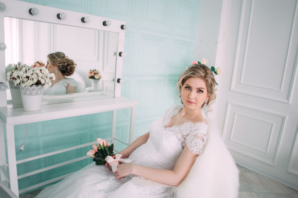 新娘肖像花装饰，工作室照片。美丽新娘肖像婚礼化妆和发型，时尚新娘模特珠宝和美丽女孩的脸，华丽的美丽新娘，工作室，鲜花系列图片下载