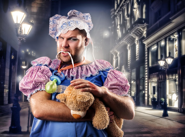 穿得像婴儿的Chav男人图片下载