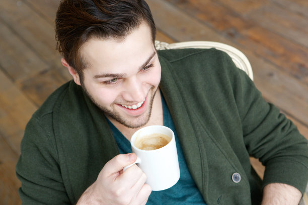 英俊的年轻人放松图片下载