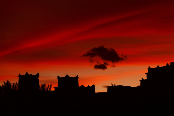 摩洛哥Ait Benhaddou传统塔楼的剪影图片下载