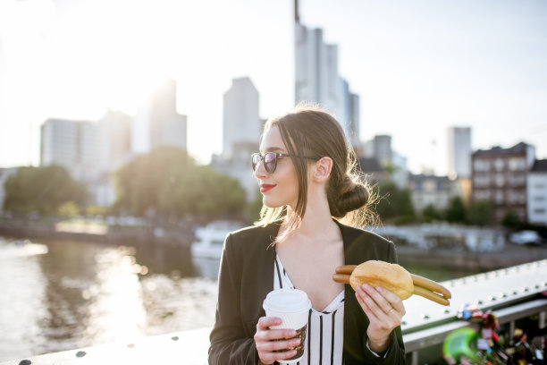 女商人在户外吃图片下载