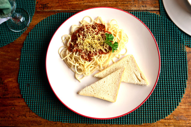 意大利面和面包的俯视图照片图片下载