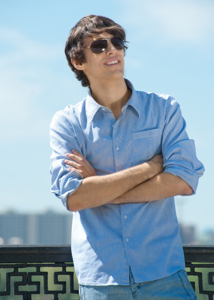 户外英俊青年的肖像图片下载