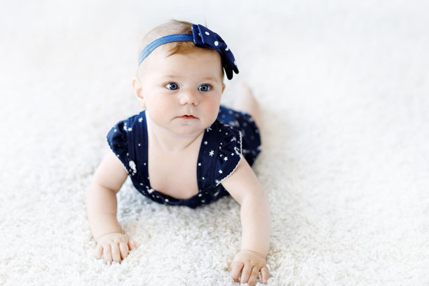 可爱可爱的小女孩穿着蓝色的衣服和头巾。图片下载