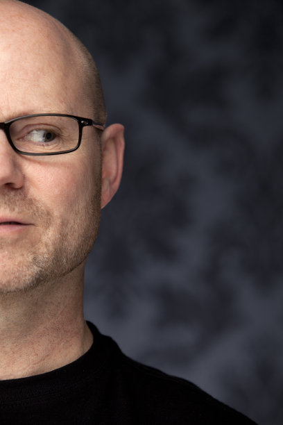 看右边的人图片下载