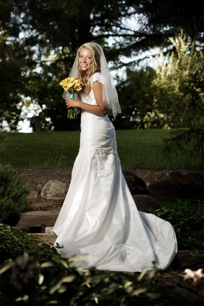 新娘在户外捧花束的肖像图片下载