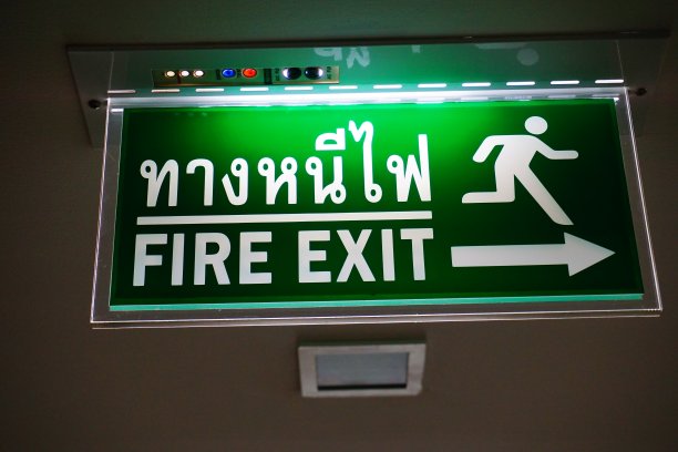 紧急出口标志灯图片下载