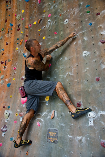 室内攀岩男子图片下载