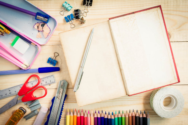 木制背景的学校用品图片下载