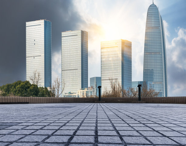 以上海天际线为背景的空砖平台。图片下载