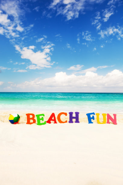 加勒比海边沙滩上的沙滩娱乐标志图片下载