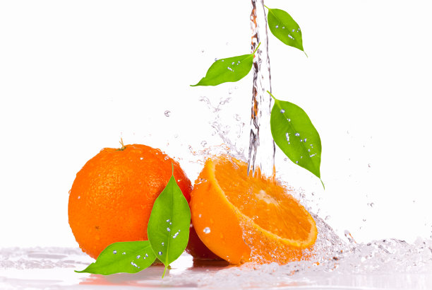 新鲜橙子在水里飞溅图片下载