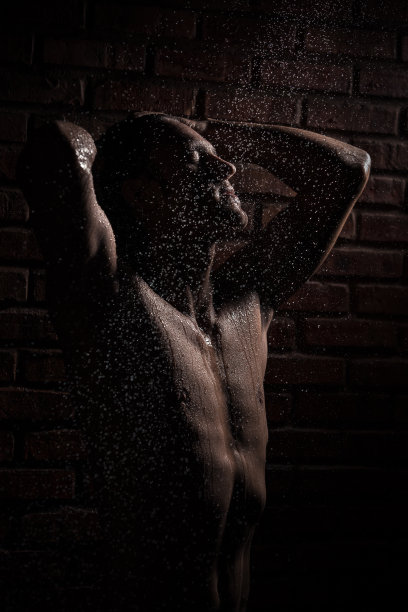 雨中的男人图片下载