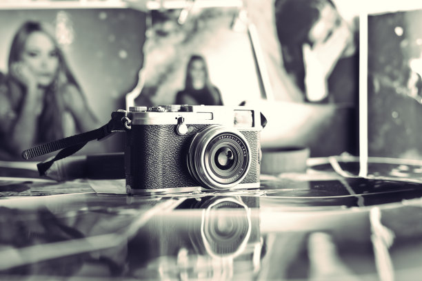 复古相机与照片的背景图片下载