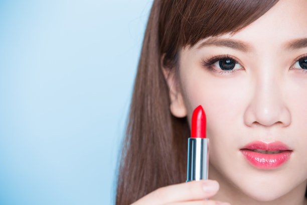 美女拿口红素材图片