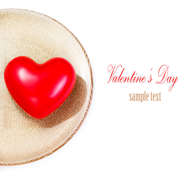 大红心在金色盘子孤立的白色。情人节图片下载