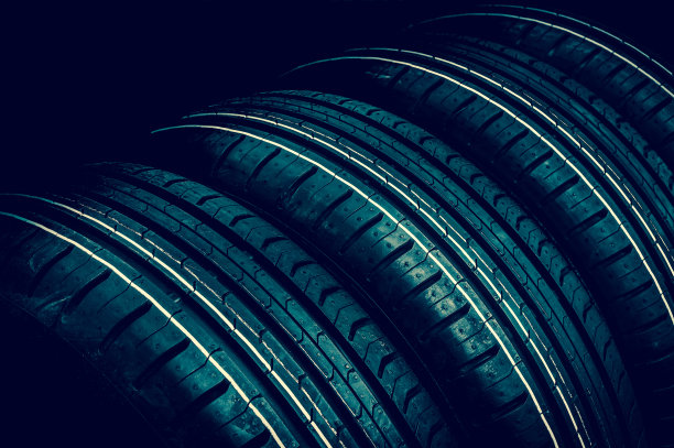 黑色背景上成排的汽车轮胎图片下载