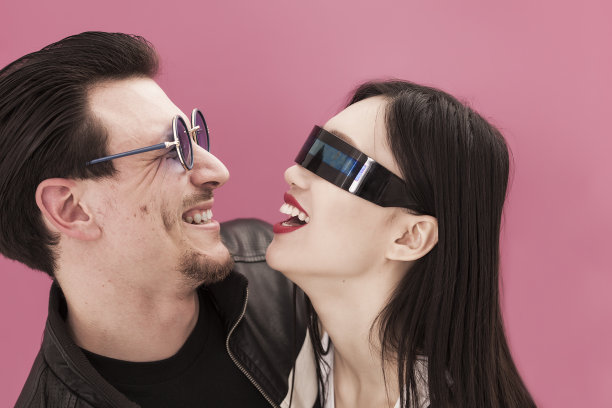 一对漂亮的夫妇戴着疯狂的太阳镜，大笑着图片下载