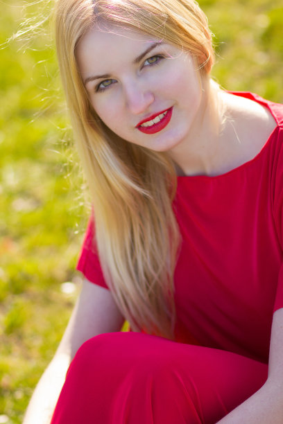 金发女人穿红色长裙的肖像图片下载