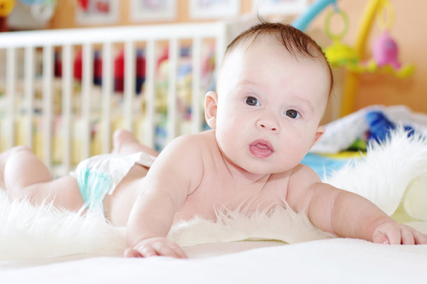 4个月的婴儿，穿着尿布在家图片下载